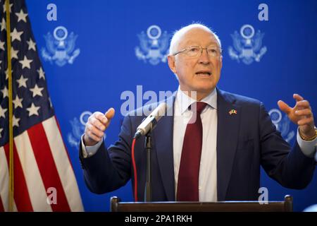 Mexiko-Stadt, Mexiko. 10. März 2023. 10. März 2023, Mexiko-Stadt, Mexiko: US-Botschafter in Mexiko, Ken Salazar, spricht während einer Briefing-Konferenz, die den Medien in der US-Botschaft angeboten wird. Am 10. März 2023 in Mexiko-Stadt, Mexiko. (Foto: Julian Lopez/Eyepix Group/Sipa USA) Guthaben: SIPA USA/Alamy Live News Stockfoto