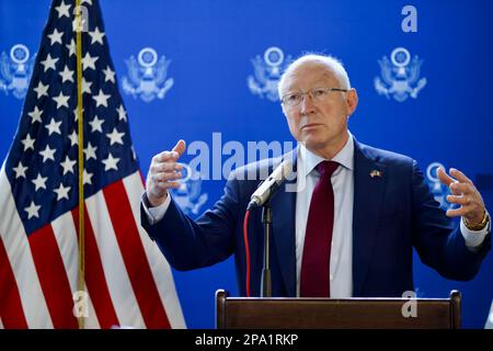 Mexiko-Stadt, Mexiko. 10. März 2023. 10. März 2023, Mexiko-Stadt, Mexiko: US-Botschafter in Mexiko, Ken Salazar, spricht während einer Briefing-Konferenz, die den Medien in der US-Botschaft angeboten wird. Am 10. März 2023 in Mexiko-Stadt, Mexiko. (Foto: Julian Lopez/Eyepix Group/Sipa USA) Guthaben: SIPA USA/Alamy Live News Stockfoto