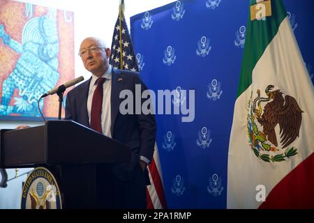 Mexiko-Stadt, Mexiko. 10. März 2023. 10. März 2023, Mexiko-Stadt, Mexiko: US-Botschafter in Mexiko, Ken Salazar, spricht während einer Briefing-Konferenz, die den Medien in der US-Botschaft angeboten wird. Am 10. März 2023 in Mexiko-Stadt, Mexiko. (Foto: Julian Lopez/Eyepix Group/Sipa USA) Guthaben: SIPA USA/Alamy Live News Stockfoto