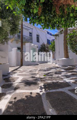 Mykonos Altstadt in Griechenland: Weiß getünchte, gepunktete Gasse. Typische weiße griechische Häuser der Kykladen-Inseln mit blauen Türen und Fenstern in engen Gassen. Stockfoto