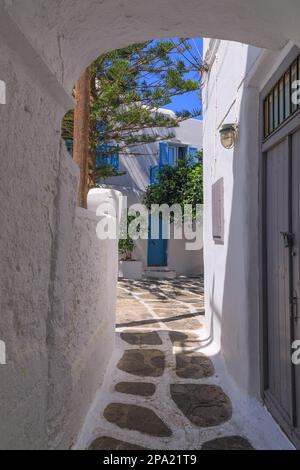 Mykonos Altstadt in Griechenland: Weiß getünchte, gepunktete Gasse. Typische weiße griechische Häuser der Kykladen-Inseln mit blauen Türen und Fenstern in engen Gassen. Stockfoto