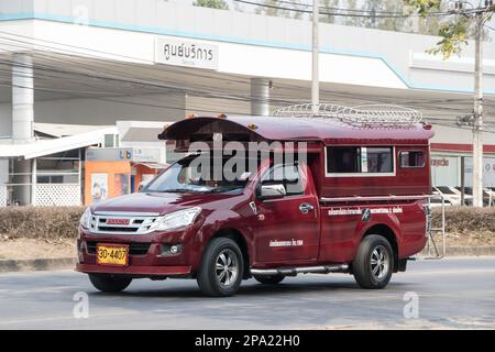 Chiangmai, Thailand - Februar 28 2023: Rotes Taxi chiang Mai. Service in der Stadt und in der Umgebung. An der Straße Nr. 1001, 8 km vom Geschäftsviertel Chiangmai entfernt. Stockfoto