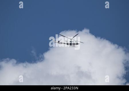 Chiangmai, Thailand - Dezember 12 2022: Bell UH-1H Iroquois (205) der Royal Thai Police. Foto Über Chiangmai City. Stockfoto