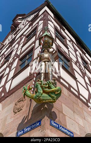 Eine Figur von St. George als Drachentöter auf dem Pilatus-Haus, historisches Stadthaus aus dem Jahr 1489, Tiergaertnertorplatz, Nürnberg, Mittelfrankreich, Bayern Stockfoto