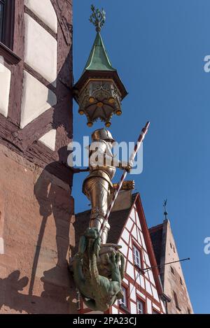 Eine Figur von St. George als Drachentöter auf dem Pilatus-Haus, historisches Stadthaus aus dem Jahr 1489, Tiergaertnertorplatz, Nürnberg, Mittelfrankreich, Bayern Stockfoto