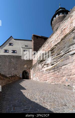 Gepflasterte Straße nach Kaiserburg links vom Sinwell Tower, Nürnberg, Mittelfrankreich, Bayern, Deutschland Stockfoto