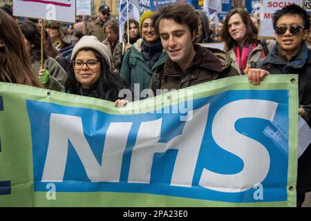 London, Vereinigtes Königreich - 11. März 2023: Tausende von Menschen haben sich zur Unterstützung von NHS-Arbeitern zusammengeschlossen, die seit Anfang des Jahres Arbeitskampfmaßnahmen ergriffen haben. Die Demonstranten traten dem NHS bei und beendeten die Krise - Unterstützen Sie die Streikkampagne, fordern eine Gehaltserhöhung für das Gesundheitspersonal und begrüßen Wanderarbeitnehmer in diesem Sektor. Kredit: Sinai Noor/Alamy Live News Stockfoto