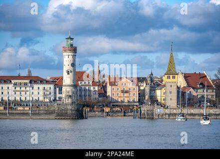 Hafeneingang des Hafens von Lindau, Pier mit dem Leuchtturm von New Lindau und dem bayrischen Löwen, in der hinteren Hafenpromenade mit Mangturm, Lindau Island Stockfoto