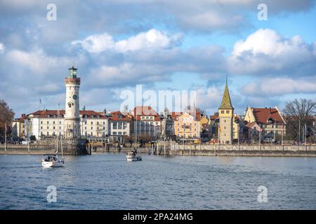 Hafeneingang des Hafens von Lindau, Pier mit dem Leuchtturm von New Lindau und dem bayrischen Löwen, in der hinteren Hafenpromenade mit Mangturm, Lindau Island Stockfoto