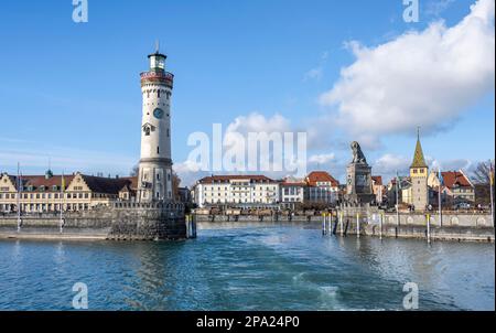 Hafeneingang des Hafens von Lindau, Pier mit dem Leuchtturm von New Lindau und dem bayrischen Löwen, in der hinteren Hafenpromenade mit Mangturm, Lindau Island Stockfoto