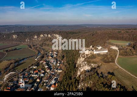 Blick auf Arnsberg aus der Vogelperspektive im Naturpark Altmuehltal mit Schloss und Blick ins Tal Stockfoto