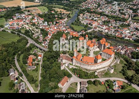 Blick aus der Vogelperspektive auf Harburg i. Swabia im Naturpark Altmuehltal mit Schloss und Stadt an einem sonnigen Tag im Sommer Stockfoto