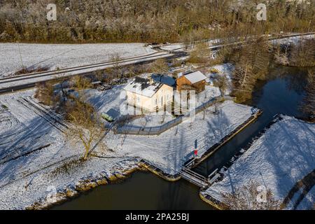 Luftaufnahme einer historischen Schleuse auf dem Ludwig-Donau-Main-Kanal im Naturpark Altmuehltal im Winter mit Schnee und Sonnenschein Stockfoto