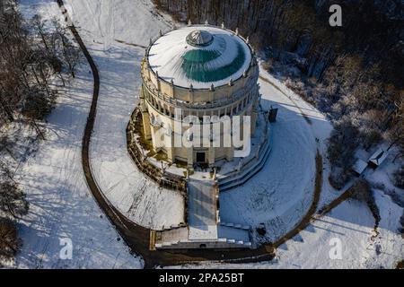 Luftaufnahme der Liberation Hall bei Kelheim im Naturpark Altmuehltal an einem sonnigen Wintertag auf dem Michelsberg, wenn es schneit Stockfoto