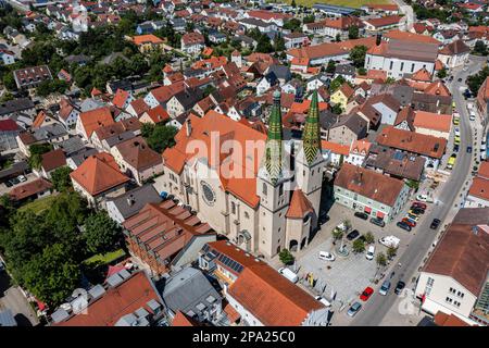 Blick aus der Vogelperspektive auf die Gemeindekirche Beilngries im Naturpark Altmuehltal, Bayern Stockfoto