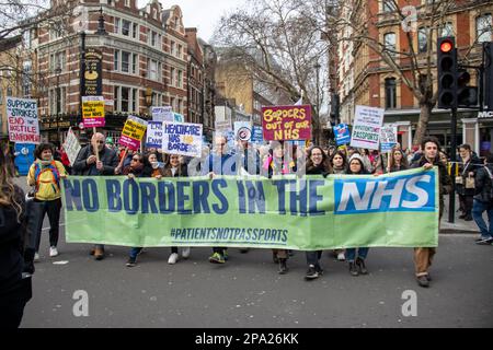 London, Vereinigtes Königreich - 11. März 2023: Tausende von Menschen haben sich zur Unterstützung von NHS-Arbeitern zusammengeschlossen, die seit Anfang des Jahres Arbeitskampfmaßnahmen ergriffen haben. Die Demonstranten traten dem NHS bei und beendeten die Krise - Unterstützen Sie die Streikkampagne, fordern eine Gehaltserhöhung für das Gesundheitspersonal und begrüßen Wanderarbeitnehmer in diesem Sektor. Kredit: Sinai Noor/Alamy Live News Stockfoto