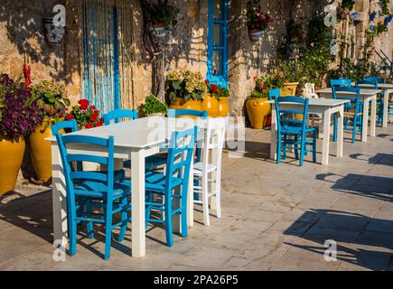 Tische und Stühle in einem traditionellen italienischen Restaurant in Marzamemi - Sizilien an einem sonnigen Tag Stockfoto