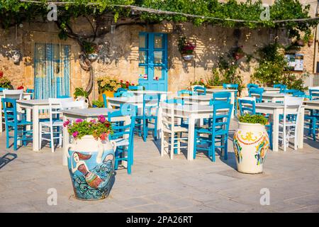 Tische und Stühle in einem traditionellen italienischen Restaurant in Marzamemi - Sizilien an einem sonnigen Tag Stockfoto