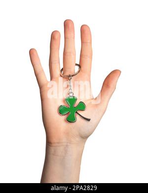 Handfläche mit Shamrock, grüner, blattförmiger Schmuck isoliert auf weißem Hintergrund Stockfoto