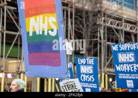 London, Vereinigtes Königreich - 11. März 2023: Tausende von Menschen haben sich zur Unterstützung von NHS-Arbeitern zusammengeschlossen, die seit Anfang des Jahres Arbeitskampfmaßnahmen ergriffen haben. Die Demonstranten traten dem NHS bei und beendeten die Krise - Unterstützen Sie die Streikkampagne, fordern eine Gehaltserhöhung für das Gesundheitspersonal und begrüßen Wanderarbeitnehmer in diesem Sektor. Kredit: Sinai Noor/Alamy Live News Stockfoto