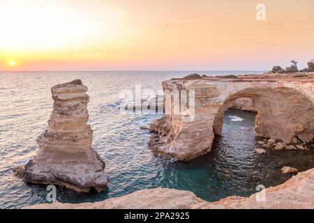 Meledugno Stadt in Italien, Region Apulien. Spektakuläre Aussicht bei Sonnenaufgang auf Santo Andrea Klippen Stockfoto