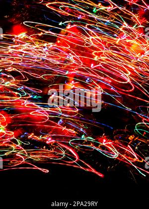 Moderne neoned Farben hell verschwommen dunklen Hintergrund. Leere dunkle Szene mit Neonlicht oder Scheinwerfern auf dunkler Überlagerung. Stockfoto