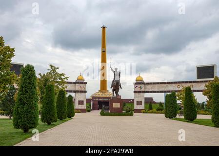 GROSNY, RUSSLAND - 29. SEPTEMBER 2021: Denkmal für Mavlid Alerojewitsch Visaitov im Gedenkkomplex des Ruhmes. Grosny, Tschetschenische Republik Stockfoto