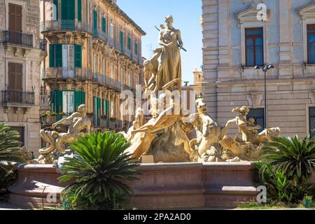 SYRACUSE, ITALIEN - 18. MAI 2018: Fontana di Diana (Dianas-Brunnen) auf dem Archimedes-Platz, historisches Viertel von Ortigia in der Innenstadt von Syrakus Stockfoto