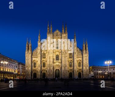 MAILAND, ITALIEN - 28. APRIL 2018: Touristen zur blauen Stunde machen Fotos auf dem Domplatz, dem wichtigsten Wahrzeichen der Stadt Stockfoto