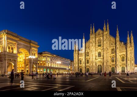 MAILAND, ITALIEN - 28. APRIL 2018: Touristen zur blauen Stunde machen Fotos auf dem Domplatz, dem wichtigsten Wahrzeichen der Stadt Stockfoto