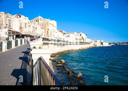 SYRACUSE, ITALIEN - 18. MAI 2018: Blick auf die Ortigia Gegend, Downtown von Syracuse, Sizilien, zu Beginn der Sommersaison Stockfoto