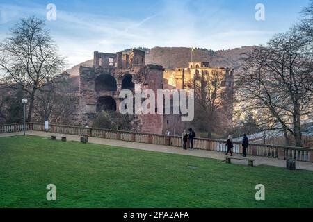 Blick auf das Heidelberger Schloss mit Pulverturm (Pulverturm/Krautturm) Ruinen - Heidelberg, Deutschland Stockfoto