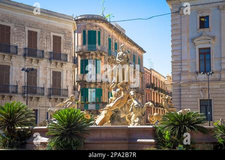 SYRACUSE, ITALIEN - 18. MAI 2018: Fontana di Diana (Dianas-Brunnen) auf dem Archimedes-Platz, historisches Viertel von Ortigia in der Innenstadt von Syrakus Stockfoto