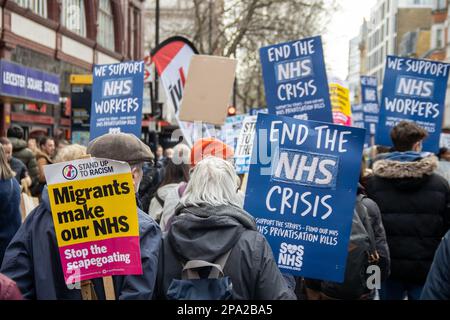 London, Vereinigtes Königreich - 11. März 2023: Tausende von Menschen haben sich zur Unterstützung von NHS-Arbeitern zusammengeschlossen, die seit Anfang des Jahres Arbeitskampfmaßnahmen ergriffen haben. Die Demonstranten traten dem NHS bei und beendeten die Krise - Unterstützen Sie die Streikkampagne, fordern eine Gehaltserhöhung für das Gesundheitspersonal und begrüßen Wanderarbeitnehmer in diesem Sektor. Kredit: Sinai Noor/Alamy Live News Stockfoto