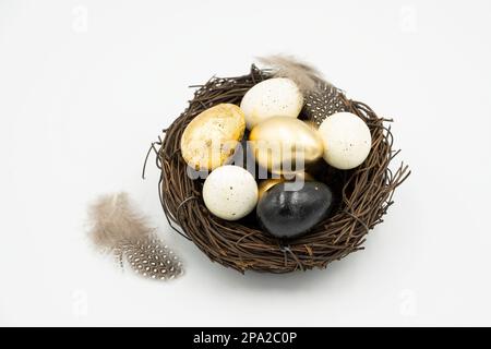 Goldene und schwarze Ostereier, Feder. Stockfoto