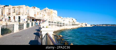 SYRACUSE, ITALIEN - 18. MAI 2018: Blick auf die Ortigia Gegend, Downtown von Syracuse, Sizilien, zu Beginn der Sommersaison Stockfoto