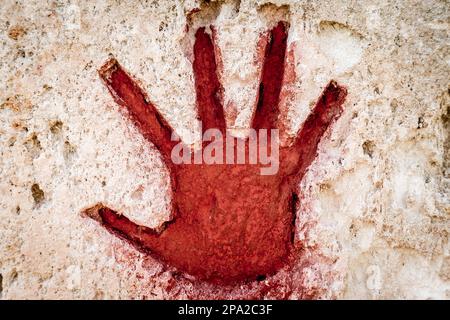 Junge Hand in Rot lackiert auf Stein - Grafik gothic Element Stockfoto