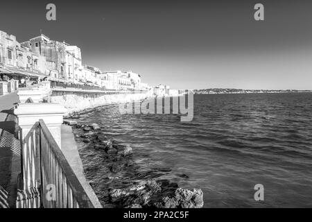 SYRACUSE, ITALIEN - 18. MAI 2018: Blick auf die Ortigia Gegend, Downtown von Syracuse, Sizilien, zu Beginn der Sommersaison Stockfoto