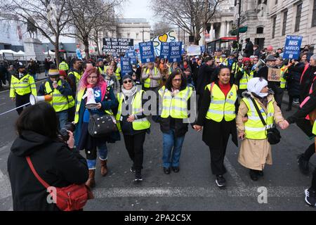 Trafalgar Square, London, Großbritannien. 11. März 2023 ein marsch und eine Kundgebung in London für den NHS. Kredit: Matthew Chattle/Alamy Live News Stockfoto