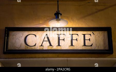 Rom, Italien. An der Wand befindet sich ein Schild mit dem Aufdruck „Tradiotional Vintage“-Kaffee Stockfoto