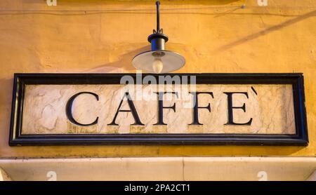 Rom, Italien. An der Wand befindet sich ein Schild mit dem Aufdruck „Tradiotional Vintage“-Kaffee Stockfoto