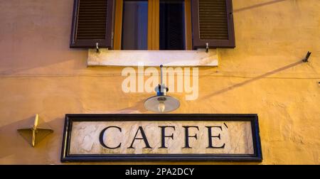 Rom, Italien. An der Wand befindet sich ein Schild mit dem Aufdruck „Tradiotional Vintage“-Kaffee Stockfoto