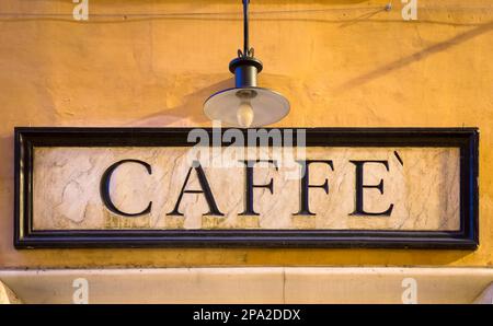 Rom, Italien. An der Wand befindet sich ein Schild mit dem Aufdruck „Tradiotional Vintage“-Kaffee Stockfoto