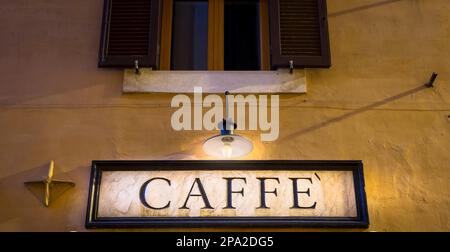 Rom, Italien. An der Wand befindet sich ein Schild mit dem Aufdruck „Tradiotional Vintage“-Kaffee Stockfoto