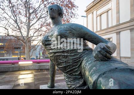 Drapierte Sculpture der liegenden Frau von Henry Moore in der Neuen Staatsgalerie - Stuttgart Stockfoto