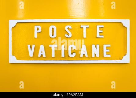 Rom, VATIKAN - 19. AUGUST 2018: Detail der traditionellen gelben Post Box im Vatikan, Rom Stockfoto