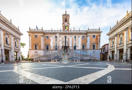 ROM, ITALIEN - CA. AUGUST 2020: Capitolium-Platz (Piazza del Campidoglio). Hergestellt von Michelangelo, ist es die Heimat des Rathauses von Rom (Rom). Sonnenaufgang Stockfoto