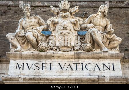 ROM, ITALIEN - CA. SEPTEMBER 2020: Das berühmte Vatikanmuseum. Detail des Schilds über dem Haupteingang Stockfoto