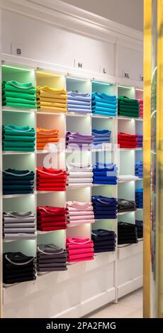 MAILAND, ITALIEN - CA. AUGUST 2020: Innenausstattung des Poloshirt-Shops. Modegeschäft in Mailand Stockfoto