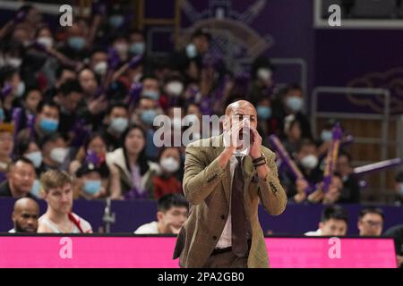 Peking, China. 11. März 2023. Stephon Marbury, Cheftrainer der Pekinger Königlichen Kämpfer, reagiert während des 33. Spiels zwischen den Pekinger Königlichen Kämpfern und den Guangzhou Loong Lions in der Saison 2022-2023 der Liga der Chinesischen Basketballliga (CBA) in Peking, Hauptstadt von China, am 11. März 2023. Kredit: Ju Huanzong/Xinhua/Alamy Live News Stockfoto
